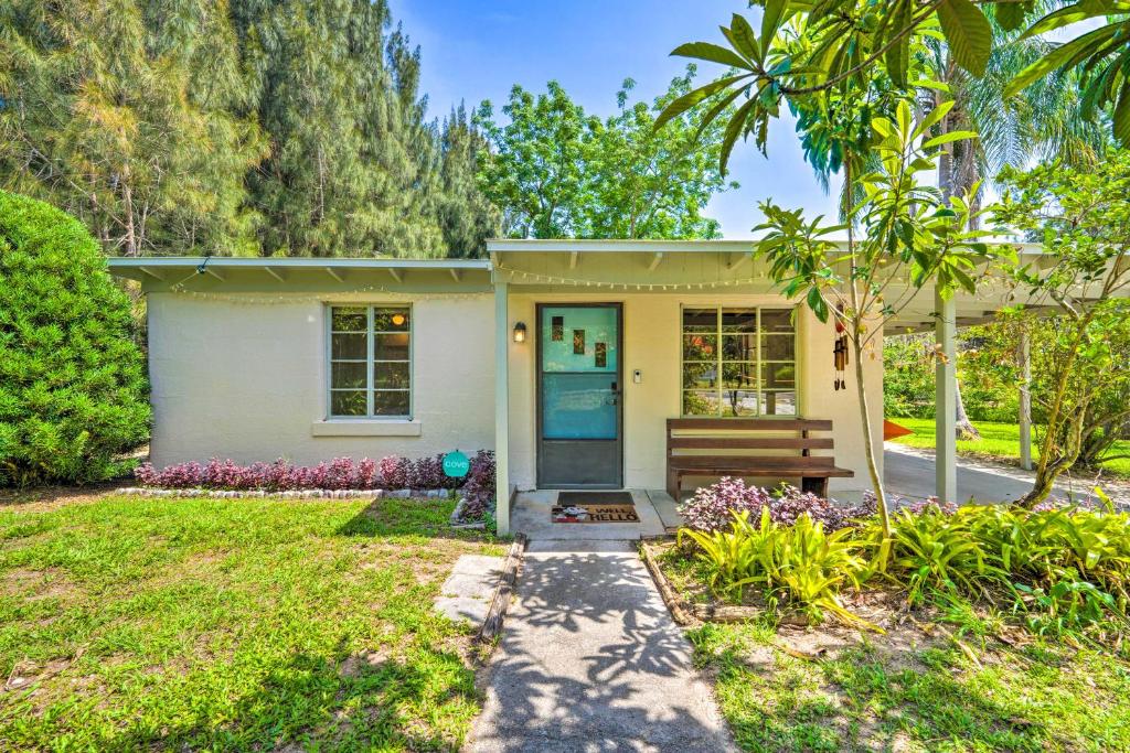 Lakefront FL Cottage with Kayak, Pet Friendly!