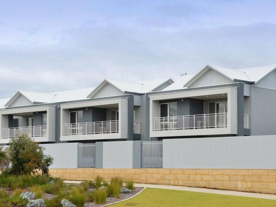 Modern Luxury 1 Bedroom Apartment - Walk to the shops! photo