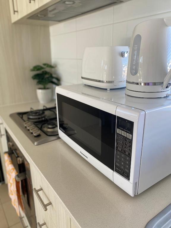 Modern Luxury 1 Bedroom Apartment - Walk to the shops! photo