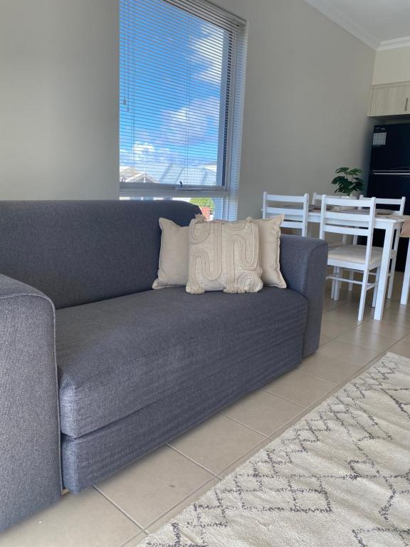 Modern Luxury 1 Bedroom Apartment - Walk to the shops! photo