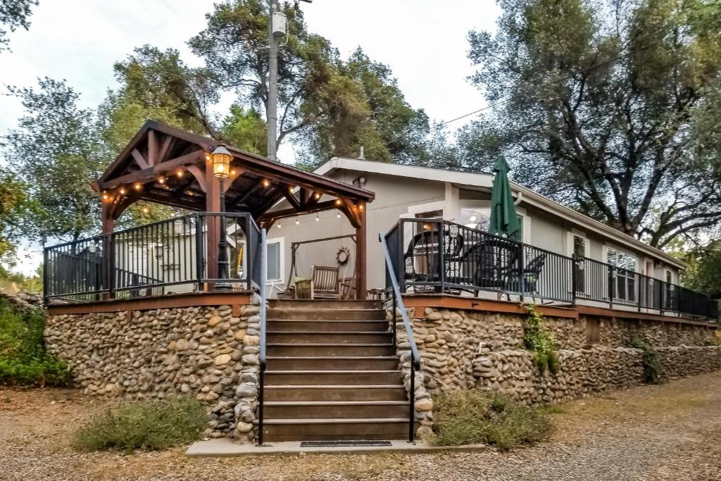 Out in the Wild, Oakhurst