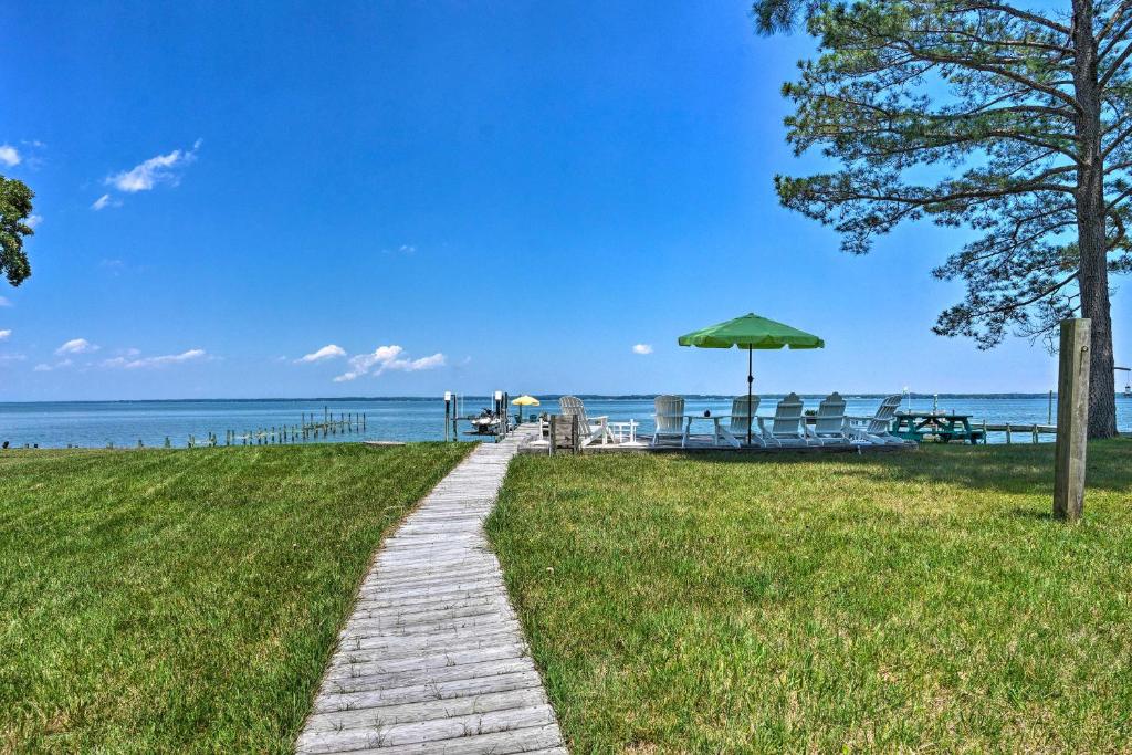 Urbanna Waterfront Retreat Pier and Gas Grill!