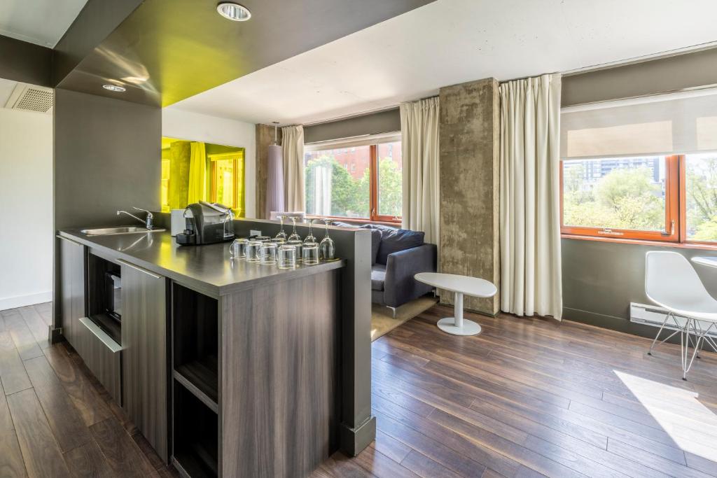 Kitchen, Hotel Zero 1 Montreal in Montreal (QC)