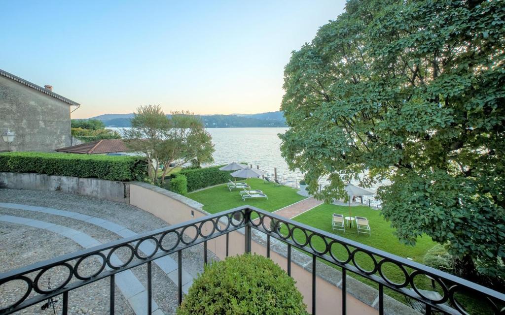 Bifora65 Villa storica fronte lago photo