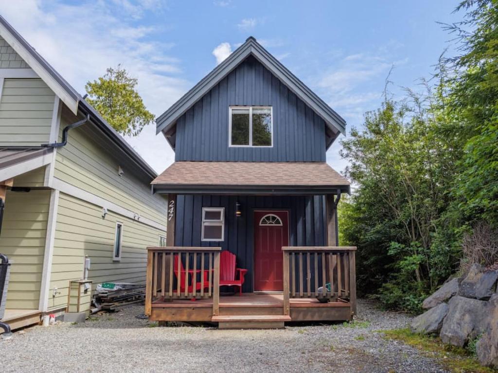 Bear Coast, Cabin with Hot Tub, Patio, and Waterview, Ucluelet