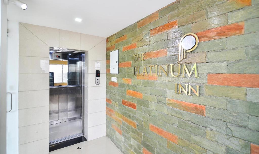 Capital O 68343 Platinum Inn photo
