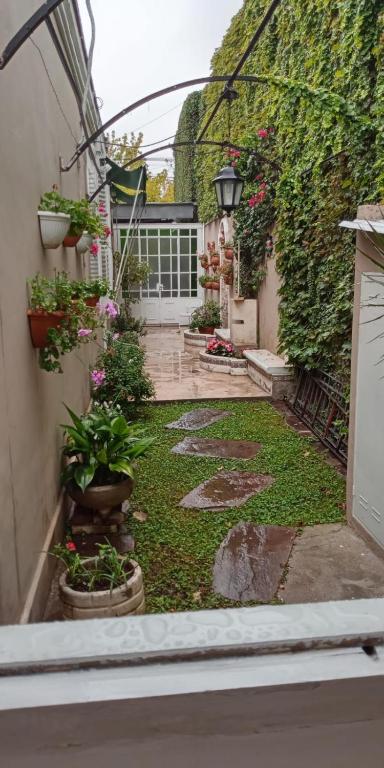 Hermoso departamento en pleno centro con patio - 4