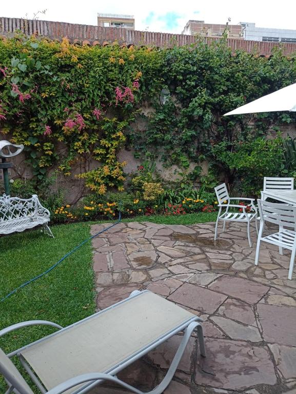 Hermoso departamento en pleno centro con patio - 5