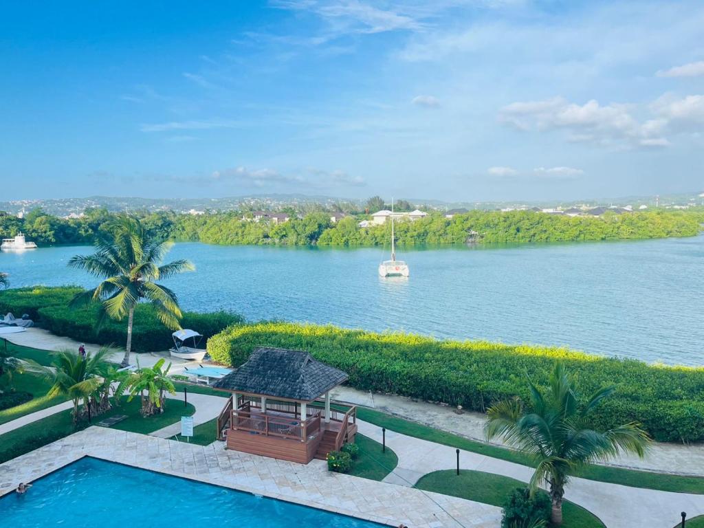 Luxury Apartments and Rooms,The Lagoons — Hotel in Montego Bay