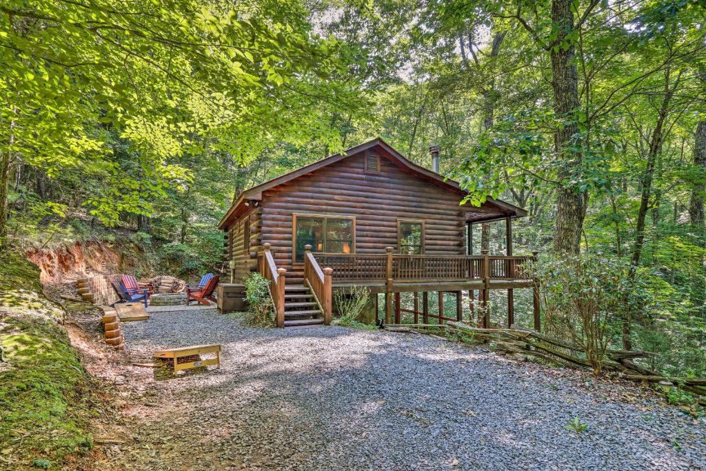 Bigfoots Hideout in Blue Ridge with Hot Tub!, Blue Ridge