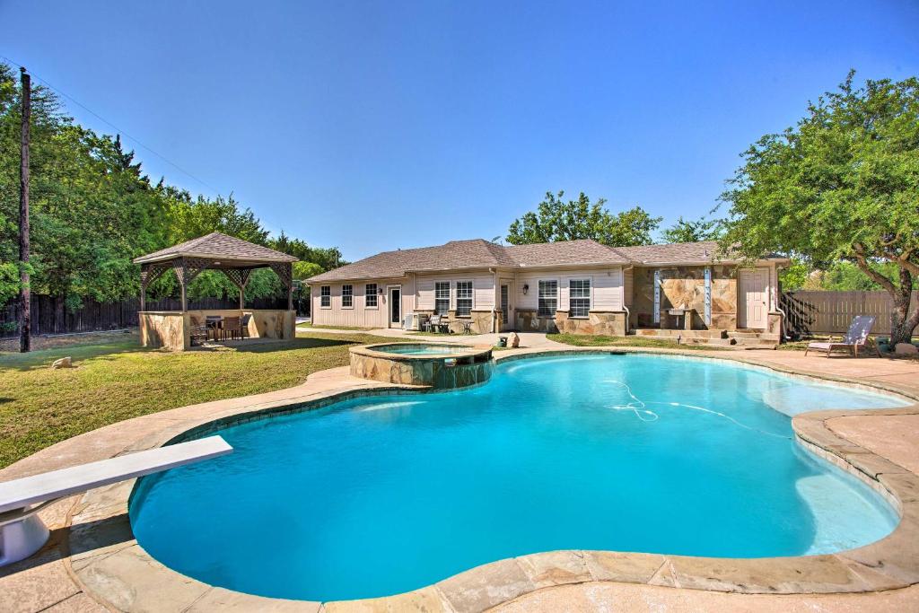 Pet-Friendly House with Pool about 3 Mi to Downtown — Hotel in Dallas (TX)