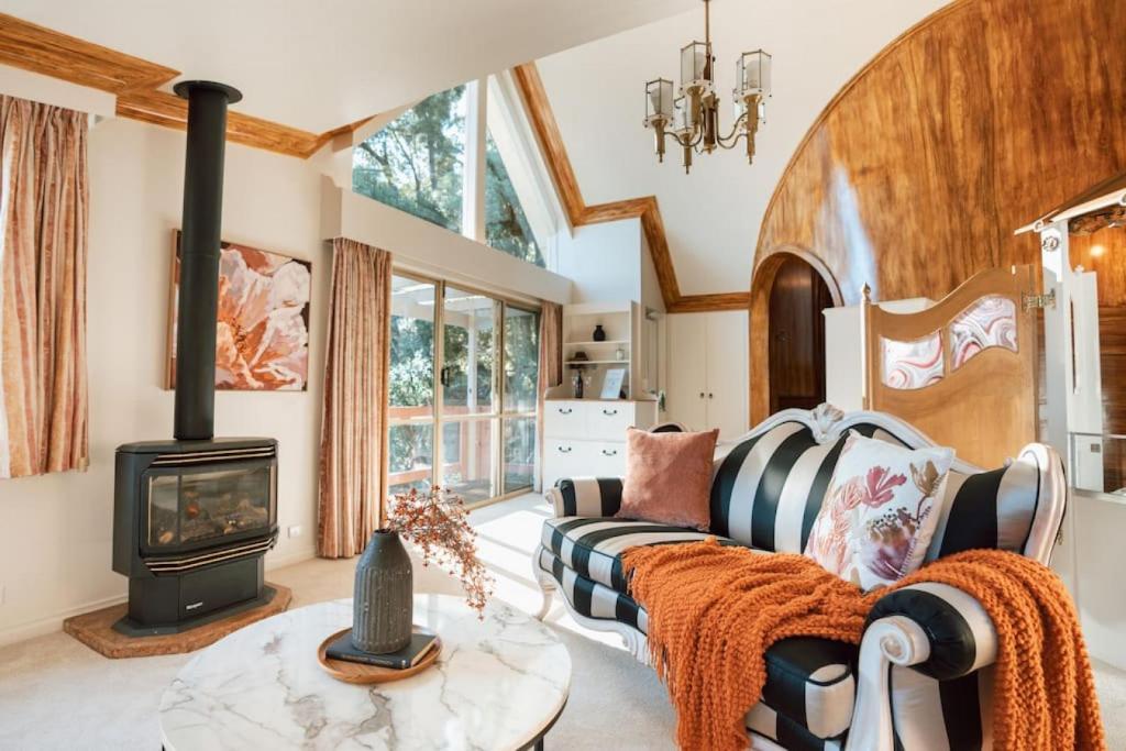 Olinda Enchanted Tower Spa Gas Log Fire and Netflix, Olinda