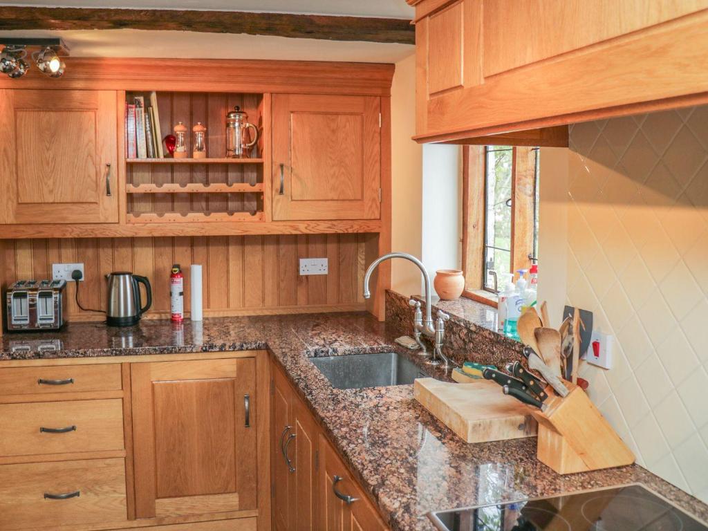 Ty'r Pwll Medieval Cottage, Monmouthshire photo 3