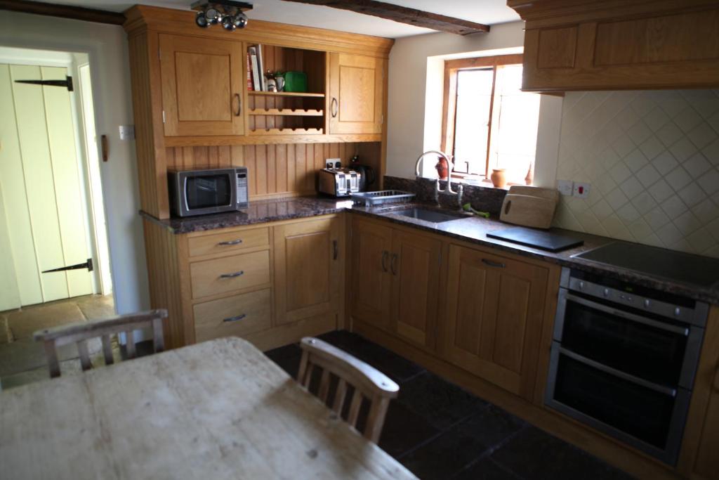 Ty'r Pwll Medieval Cottage, Monmouthshire photo 4