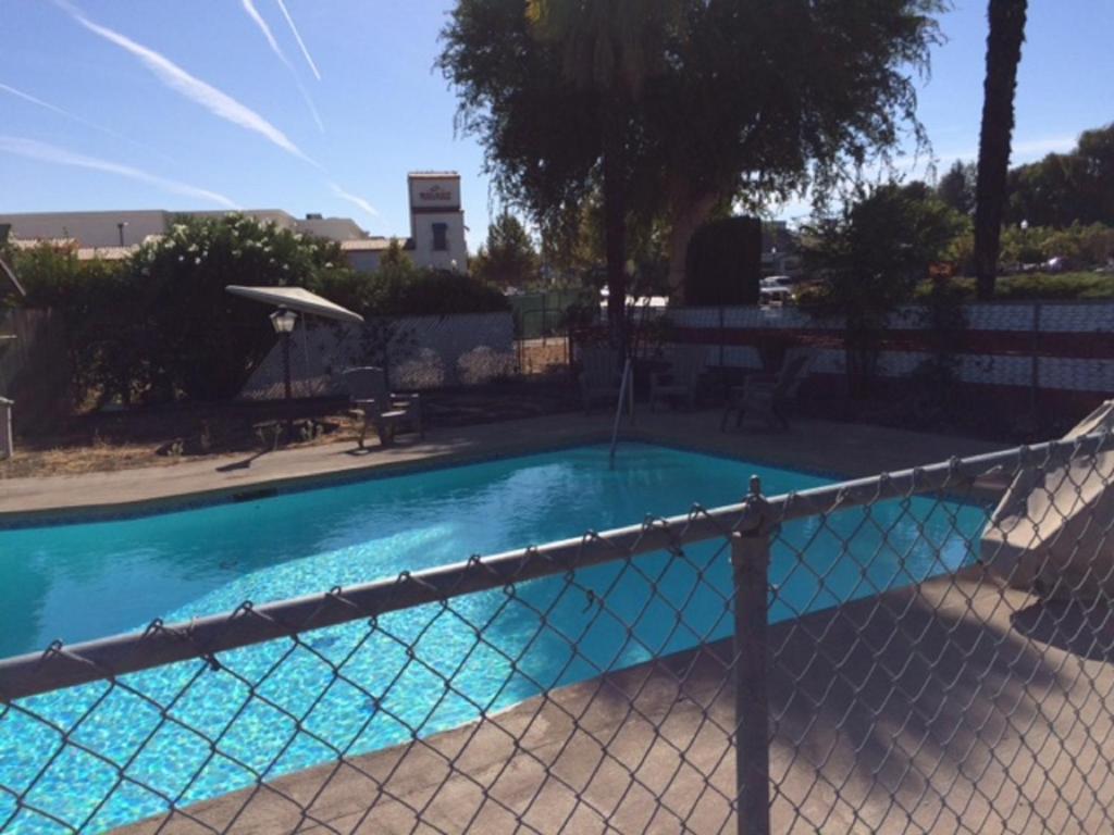 Vino Inn & Suites photo