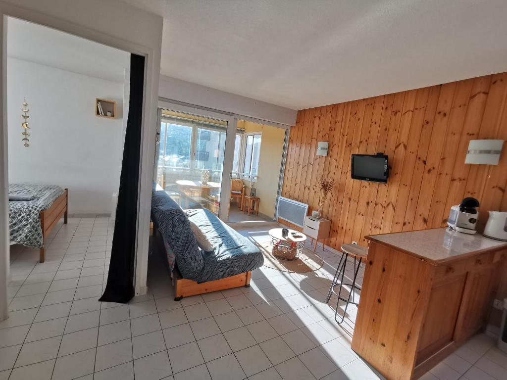 Appartement T2 en résidence, centre ville d'Embrun - 3