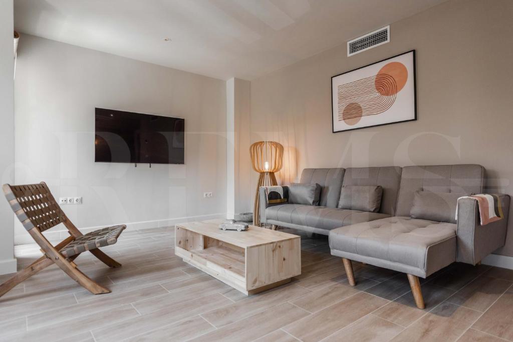 Idyllic and spacious apartment with parking - Center by REMS, Малага