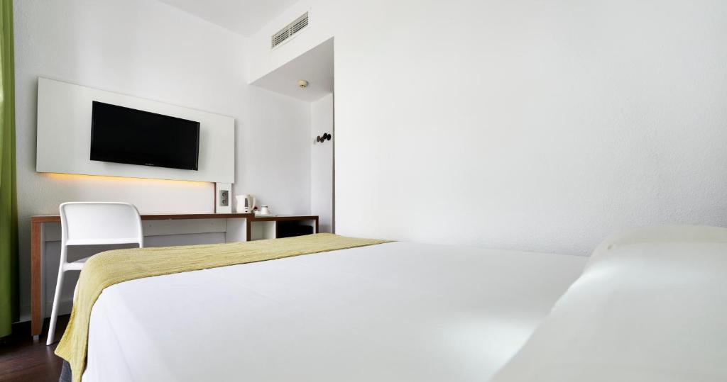 Globales Cala Blanca — Hotel rooms in Cala Blanca, Balearic Islands