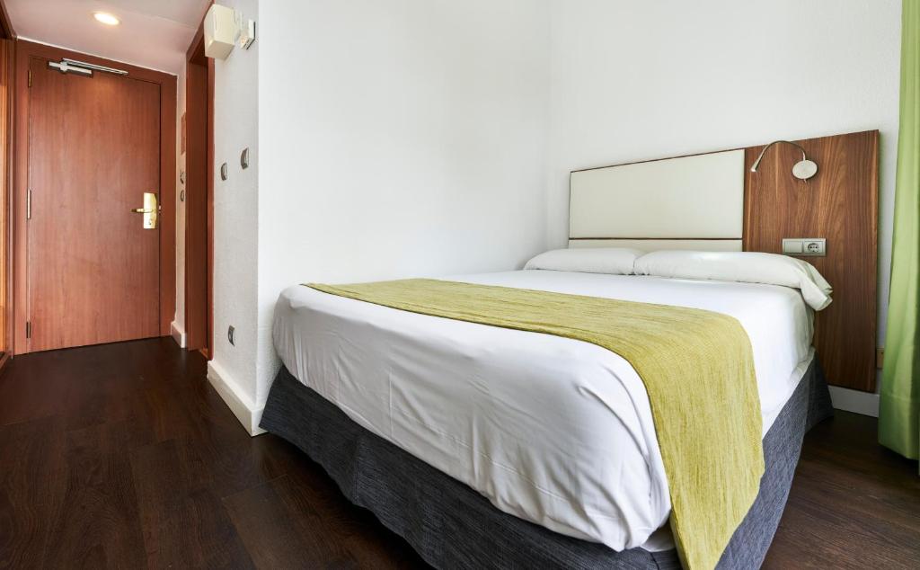 Globales Cala Blanca — Hotel rooms in Cala Blanca, Balearic Islands