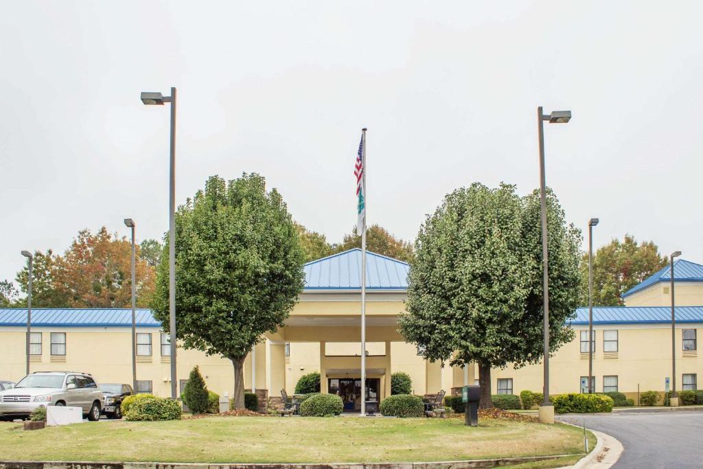 Econo Lodge Raleigh near Walnut Creek Amphitheatre photo