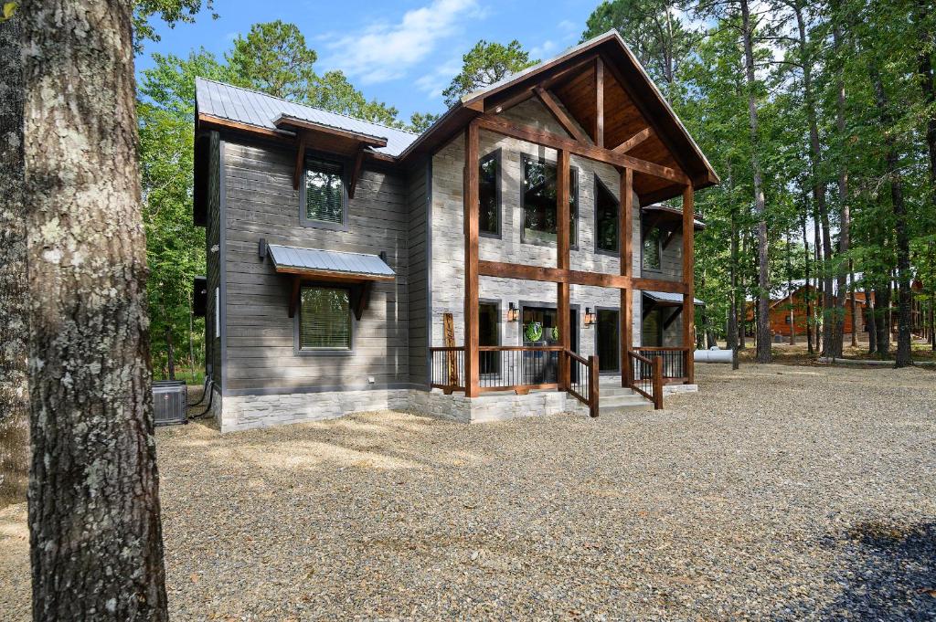 Blissful Pines, Broken Bow