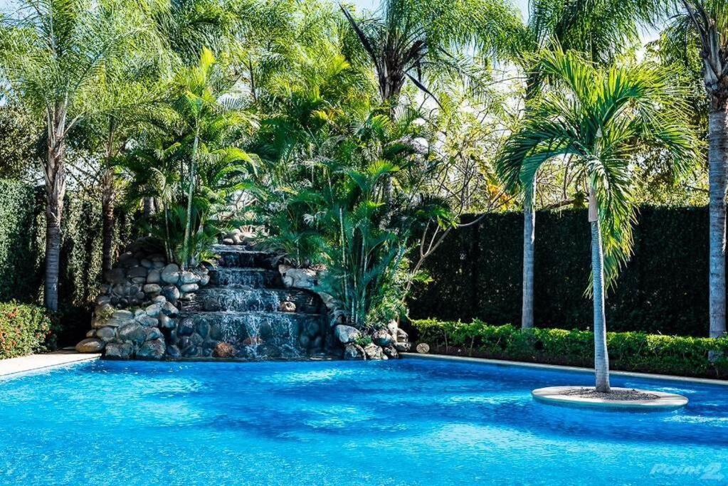 Beautiful Condo wJacuzzi tub Steps to beach, Tamarindo