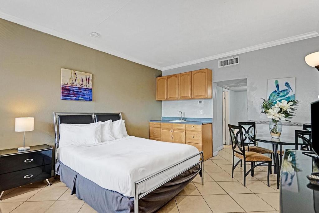 Pool View Studio1 Bath Hallandale Beach Pool And Free Parking — Hotel in Fort Lauderdale (FL)