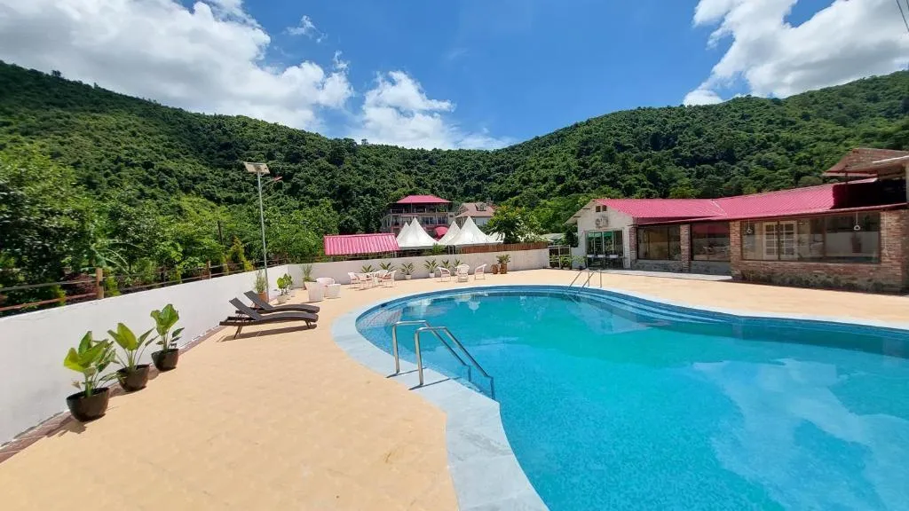 Shalom Farmhouse by the hillside，位于因帕尔的酒店