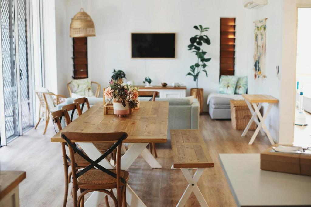 Large Family Sized Unit with Watersports, Maroochy River, Lagoon, and Beach Access, Twin Waters