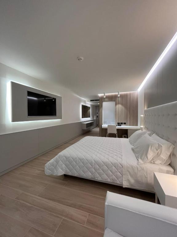 Hotel Columbus의 넓고 편안한 객실 내부