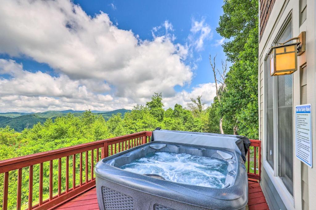 Getaway Chalet in Mars Hill with Hot Tub and Views!, Swiss