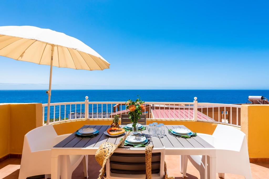 Beachfront triplex with swimming pool & parking, Radazul