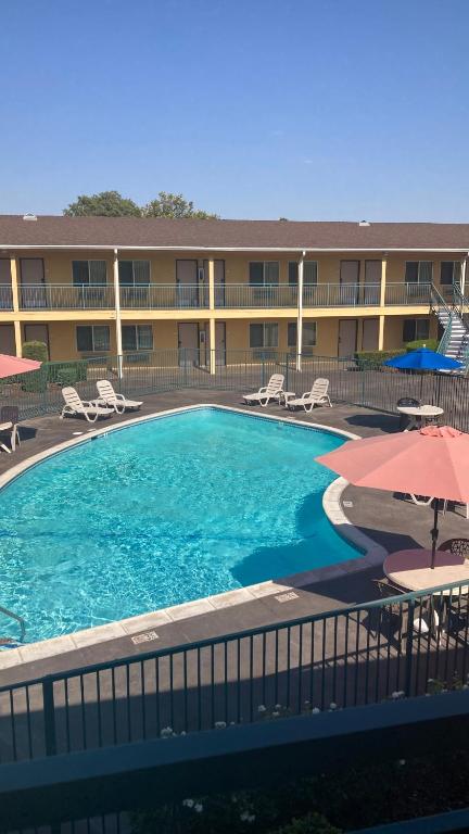 Quality Inn & Suites near Downtown Bakersfield photo