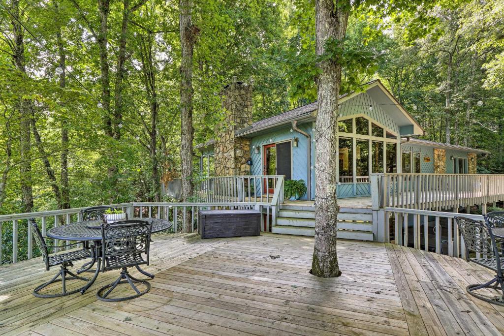 Spacious Murphy Cabin with Fireplace and Large Deck!