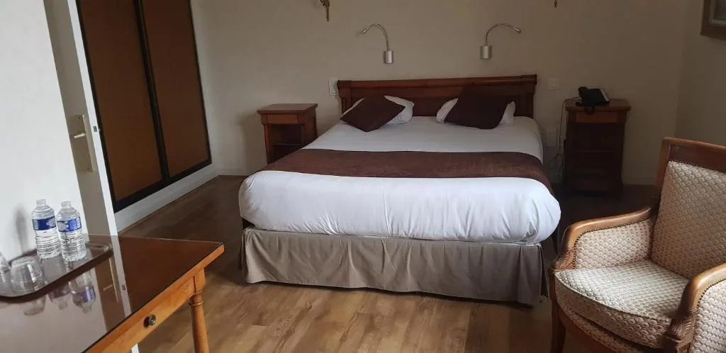 LOGIS HOTEL - Le Relais Saint Vincent，位于Ligny-le-Châtel的酒店