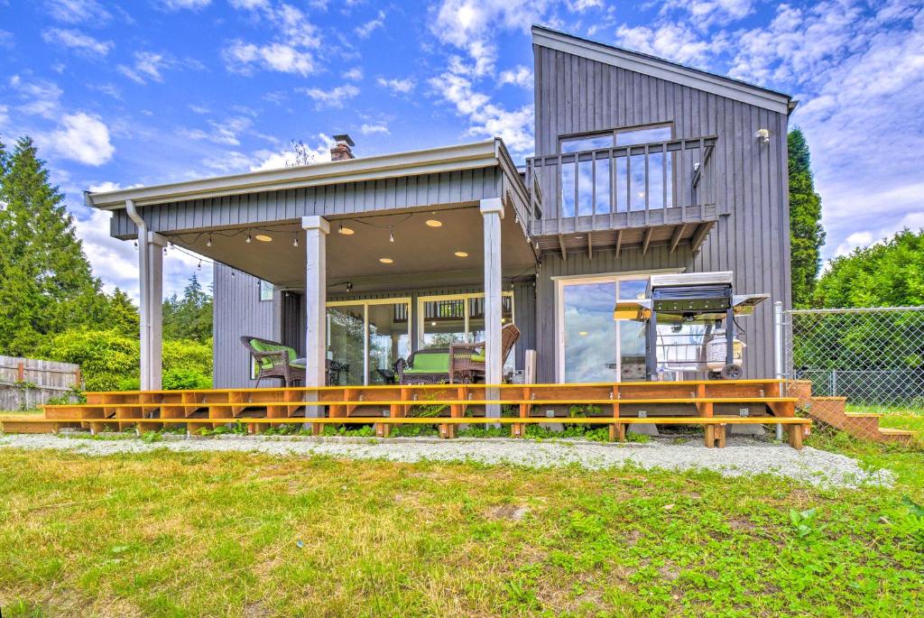 Stunning Hood Canal Getaway with Private Deck!