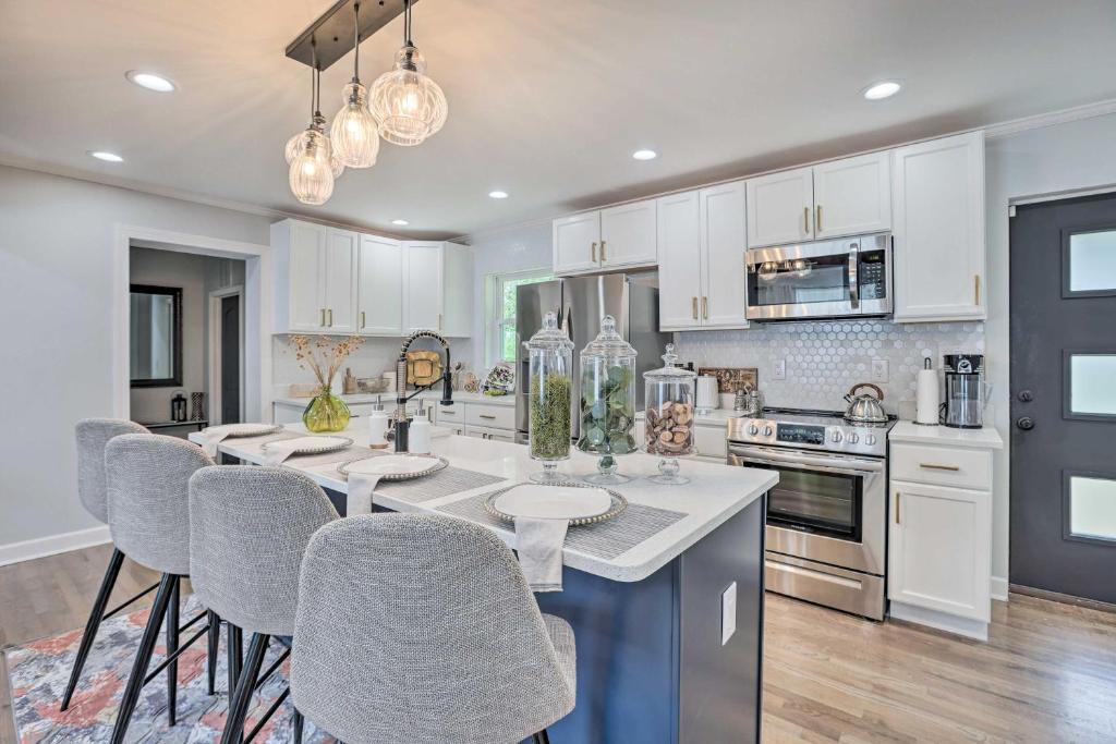 Modern, Colorful Home about 2 Mi to Tuskegee Uni, Tuskegee