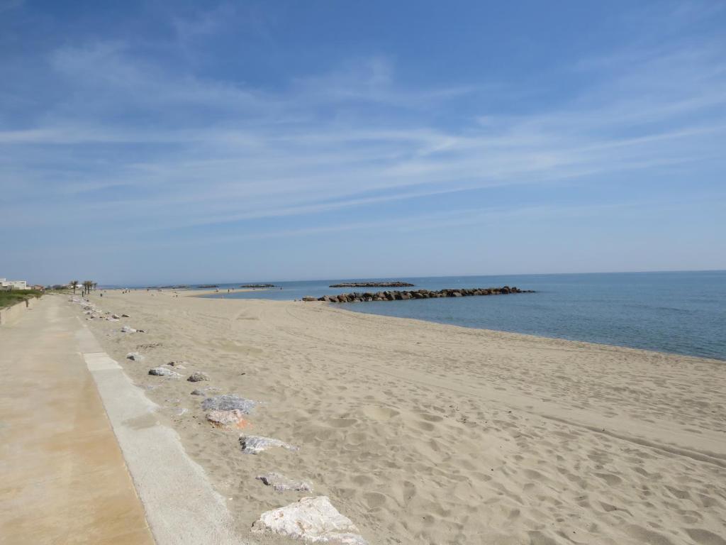 Ground floor studio with access to beach and pool - 2