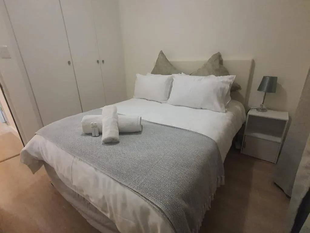 Stunning, Modern 1 bedroom Apartment Sandton, Hotel in Johannesburg