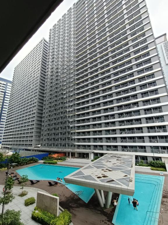 FAME Residences 2Bedroom swimming pool view — Hotel in Manila