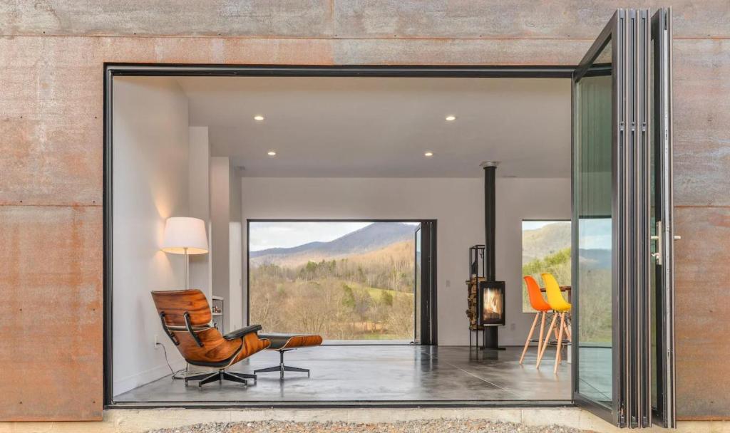 Modern Glass Bungalow with the best views in Asheville- 3 night minimum stay