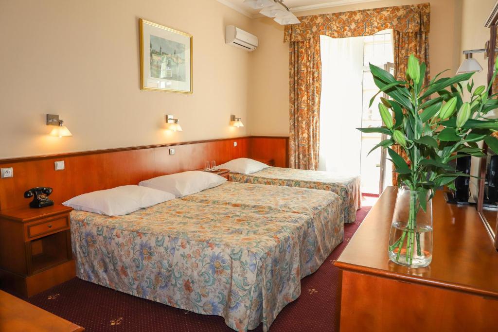 Shared lounge/TV area