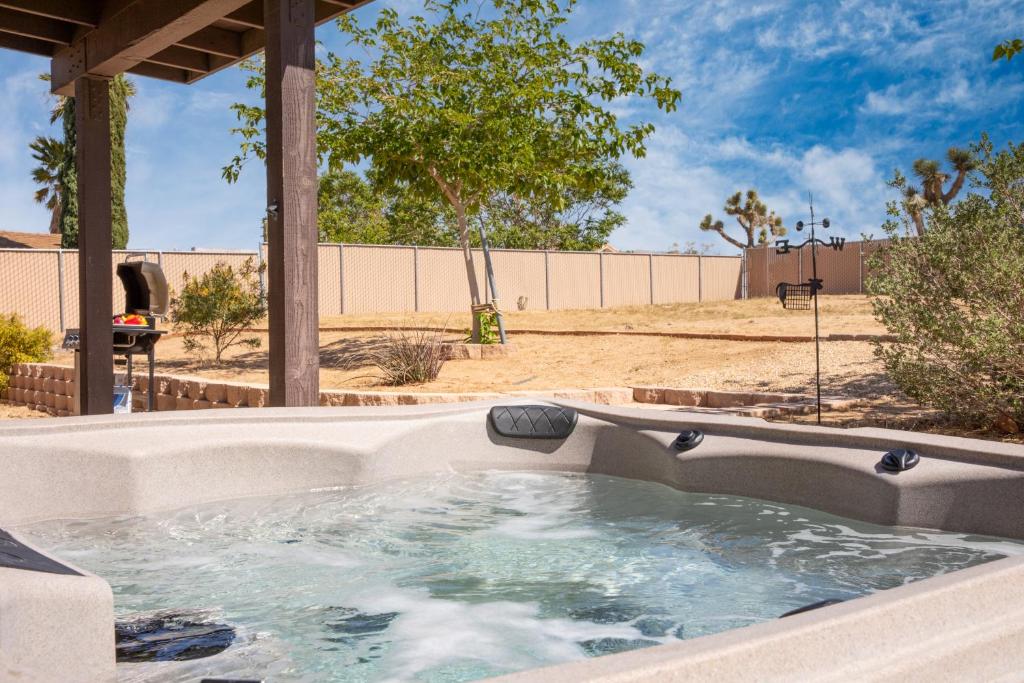 Joshua Tree Landing by AvantStay 3 BDR 2Bath Home w Hot Tub