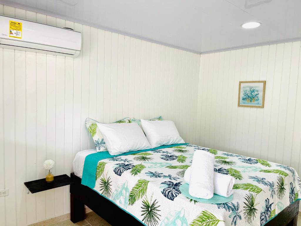 Posada Camp Inn Providencia photo