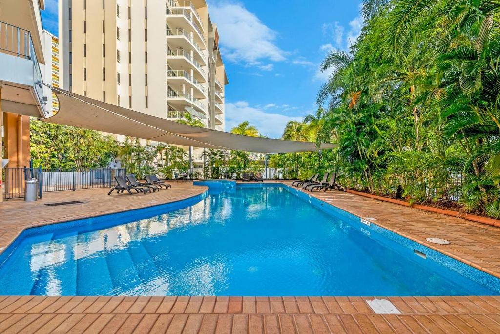 A Waterview Oasis on the Esplanade with Pool, Darwin