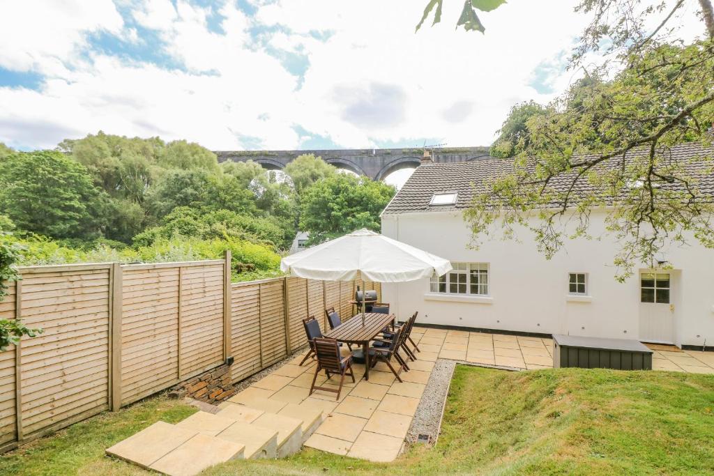 9 Copes Gardens, Truro photo 4