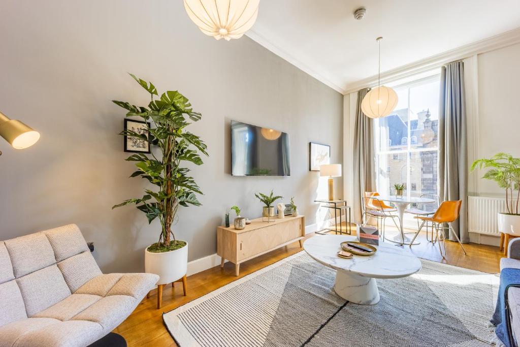 No.1 Apartments - George IV Bridge photo
