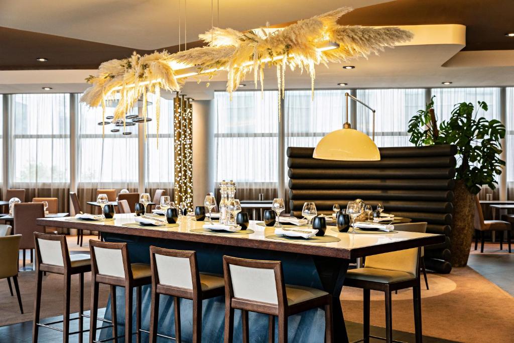 Restaurant, Pullman Paris La Defense Hotel in Paris