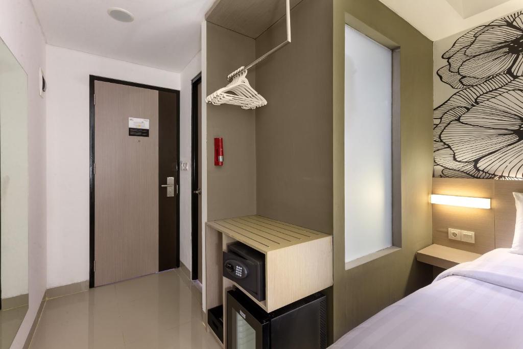 Hotel Neo Gading Solo photo