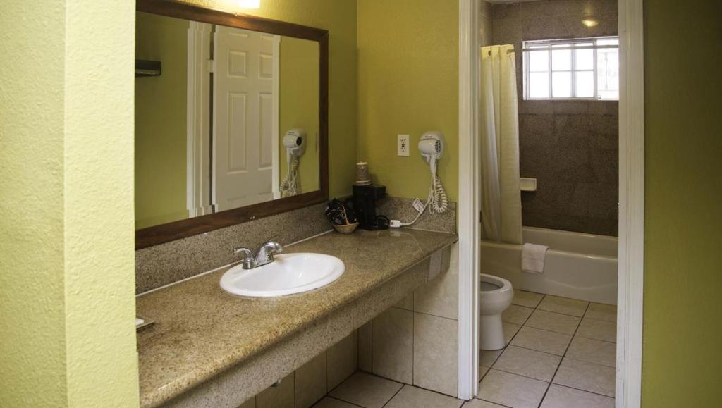 Kings Motel Inglewood - Adults Only photo